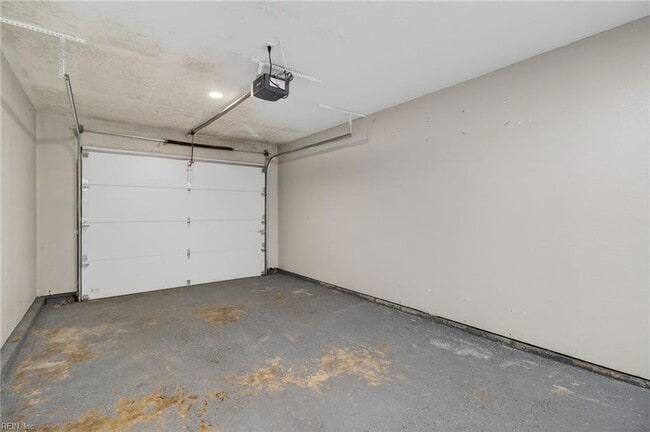 Building Photo - 3016 Aaron Dr