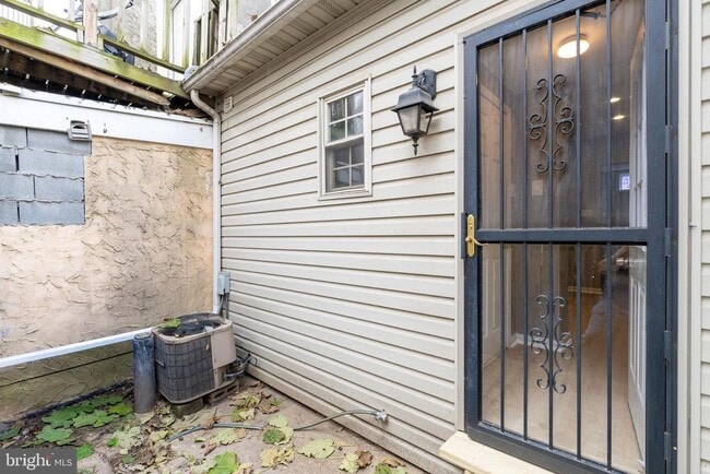 Building Photo - 1905 Waterloo St