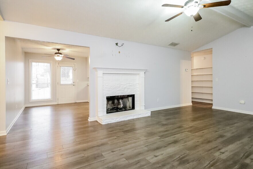 Building Photo - 335 Cattlemans Cir