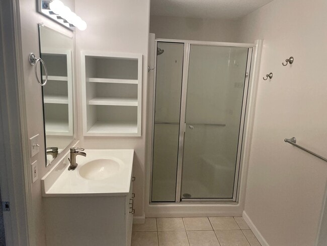 Building Photo - Beautiful 4 bedroom, 3 1/2 bath.