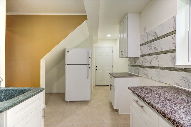 Building Photo - 303 Shady Glen Ln