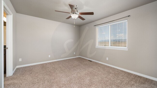 Building Photo - Lovely Three Bedroom Home with Mountain Views
