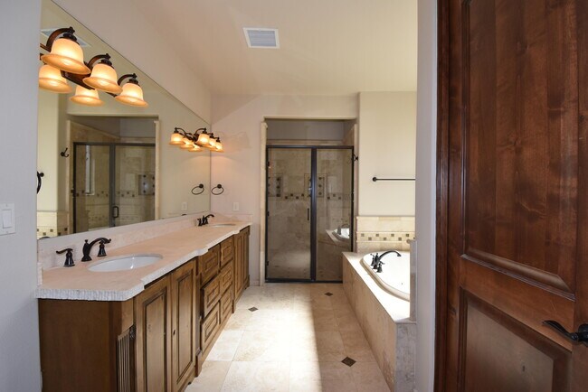 Building Photo - 6264 Wildwood Ct