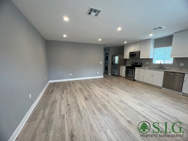 Building Photo - 11516 Kelowna St