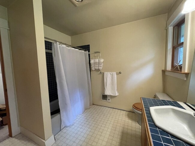 Building Photo - Roomy 4 Bed, 2 Bath