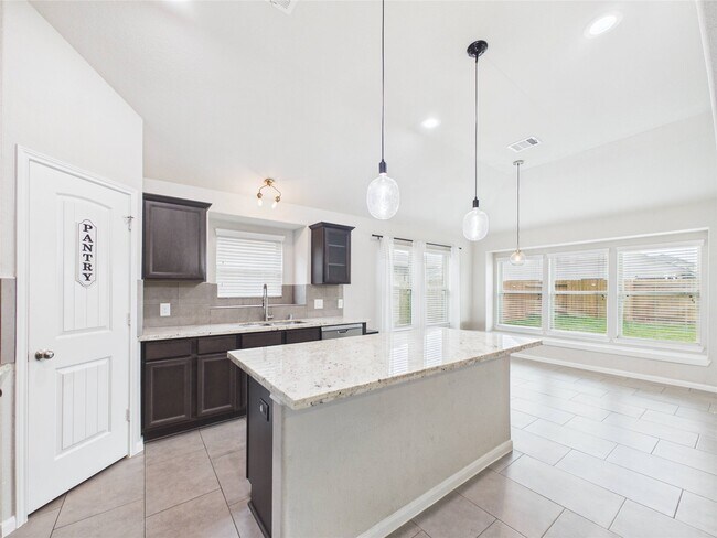 Building Photo - 721 Rim Water Dr