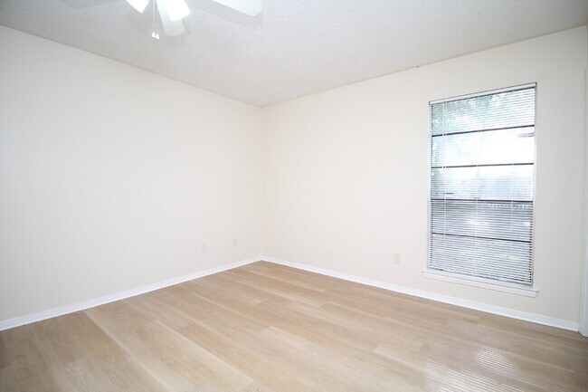 Building Photo - 3 Bedrooms, 1.5 Baths, 1-Car Garage & Large Fenced Backyard Near Bases, Schools & Shopping