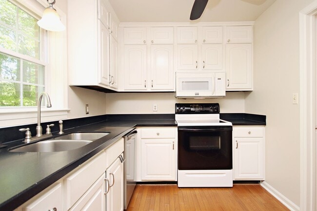 Building Photo - End-Unit Georgetown Green Townhome