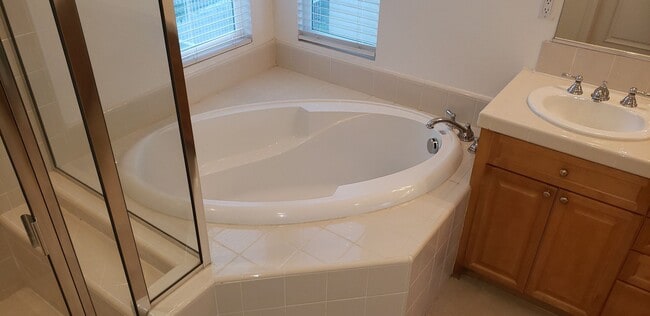 Building Photo - 70 Vía De La Valle