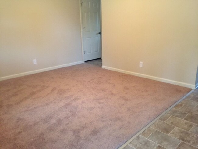 Building Photo - Half off first months Rent: 3 Bedroom, 1 B...