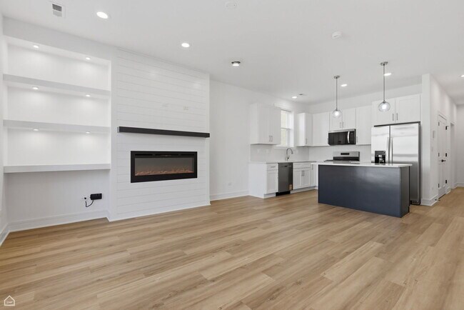 Building Photo - 4841 S Prairie Ave
