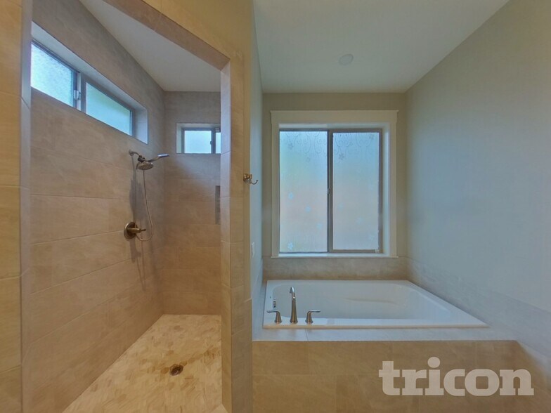 Building Photo - 2604 NE 175th St