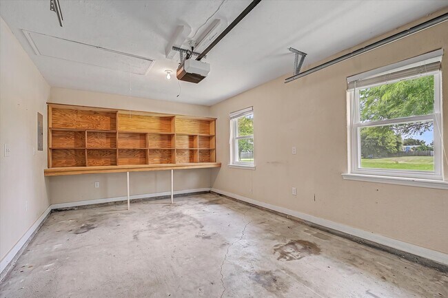 Building Photo - 827 Pickney Ave