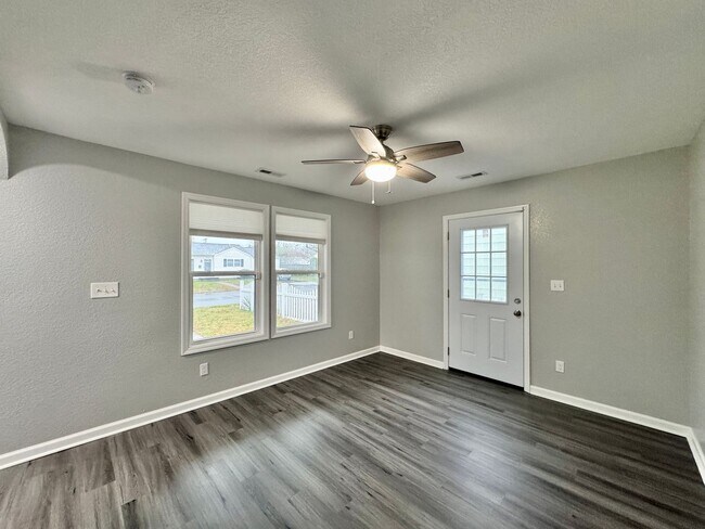 Building Photo - Fully-Updated 1st-Time Rental! Ready NOW! Pet Friendly w/Large, Detached Garage Workshop!