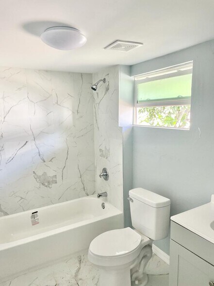 Building Photo - 104 W Stuart Ave