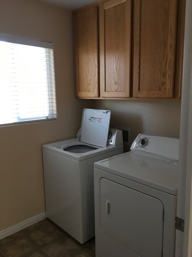 Building Photo - Nice Home in Quiet Community