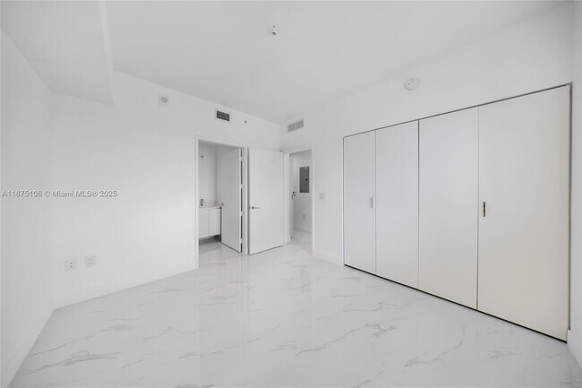 Building Photo - 700 NE 24th St