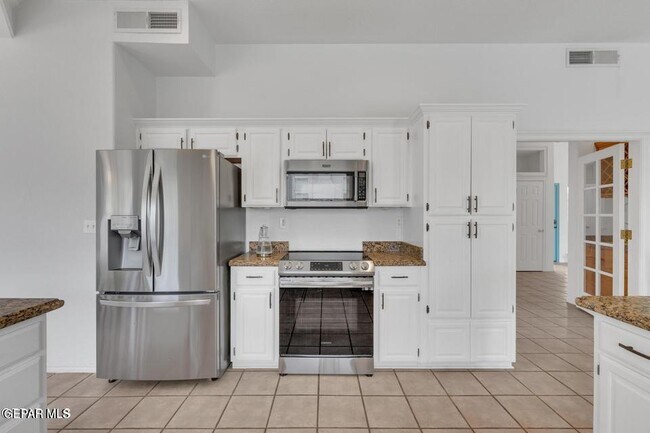 Building Photo - 1121 Regal Ridge Dr