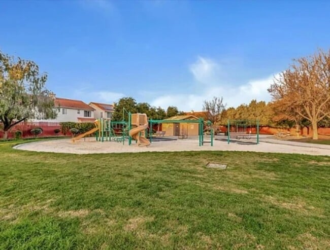 Building Photo - Remodeled 4-Bedroom 3-Bathroom House in Sa...