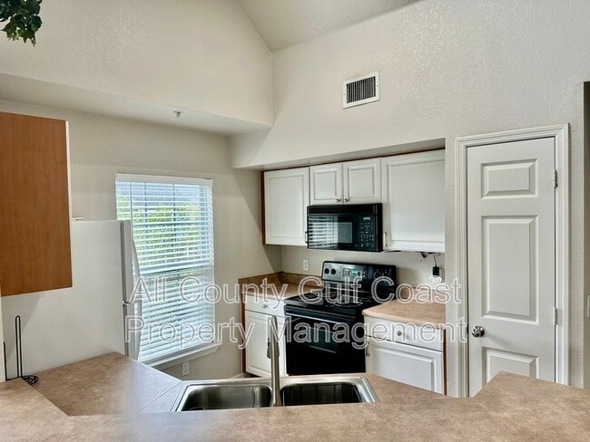 Building Photo - 5631 Rosehill Rd