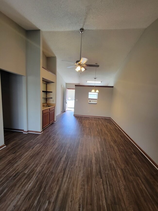Building Photo - $1195 - 2/2 - Jefferson Square has receive...