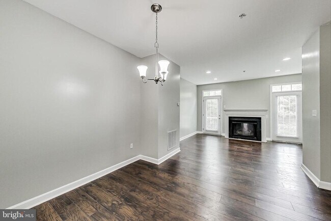 Building Photo - 3274 Amazon Ln