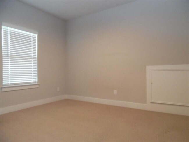 Building Photo - 225 Eagle Ford Dr