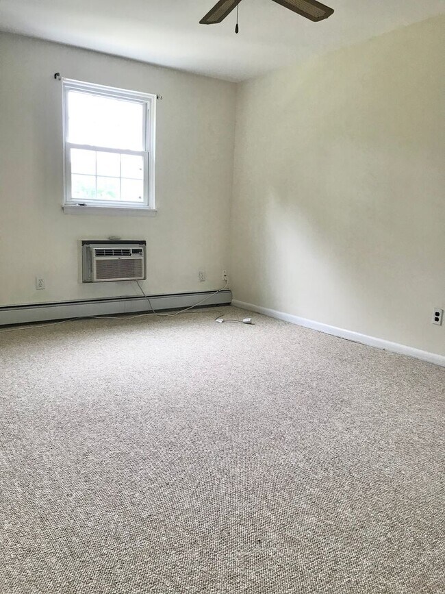 Building Photo - Gorgeous 2-Bed/1.5-Bath Townhouse in West Chester! Available Early September!