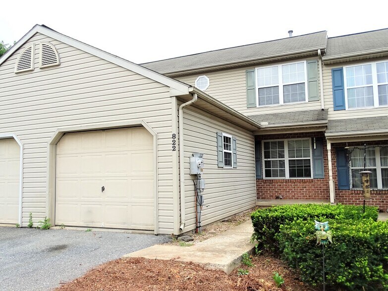 Primary Photo - 822 Woodridge Dr