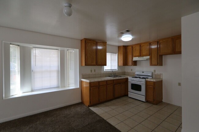 Building Photo - Spacious 3-Bedroom Duplex with Private Patio – North Bakersfield