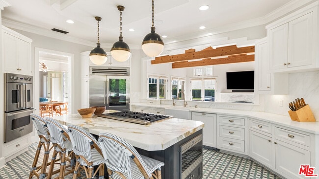 Building Photo - 6815 Dume Dr