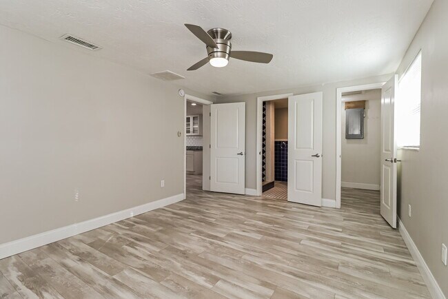 Building Photo - 4045 Grayton Dr