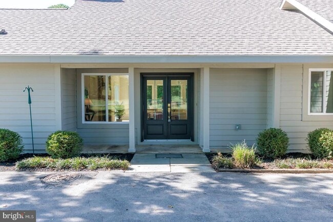 Building Photo - 102 Golf Ct