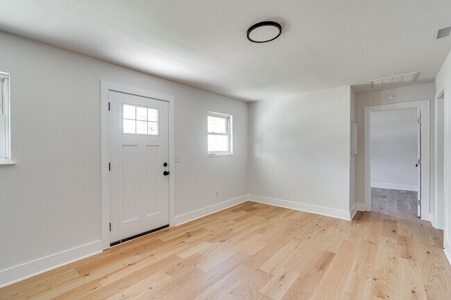 Building Photo - FULLY RENOVATED duplex in East Ridge!