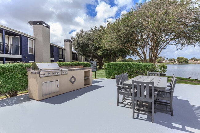 Building Photo - The Breakers