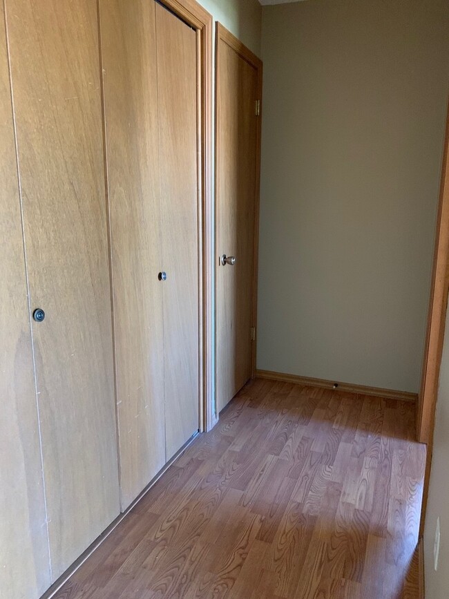 Building Photo - 2 Bedroom 2 Bathroom Condo Close to Campus!