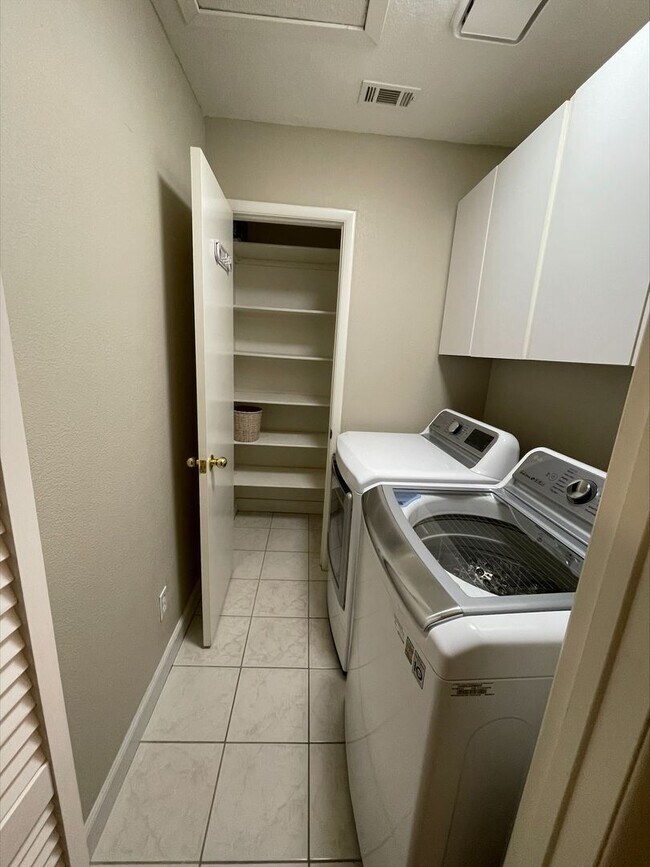 Building Photo - 3 Bedroom 2 Bath Home Off Durango