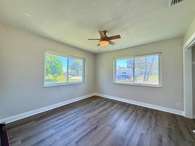 Building Photo - 1615 Crest Dr