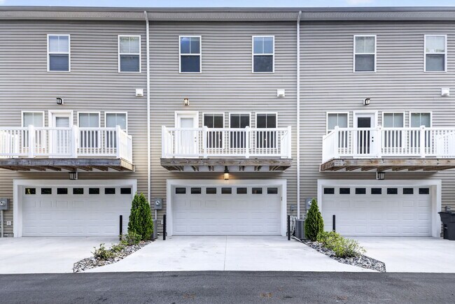 Building Photo - 2011 Laycock Ln