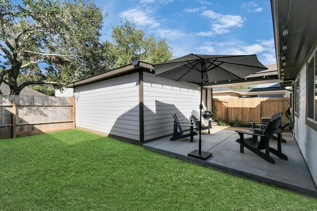 Building Photo - 3947 Carriage Park Row