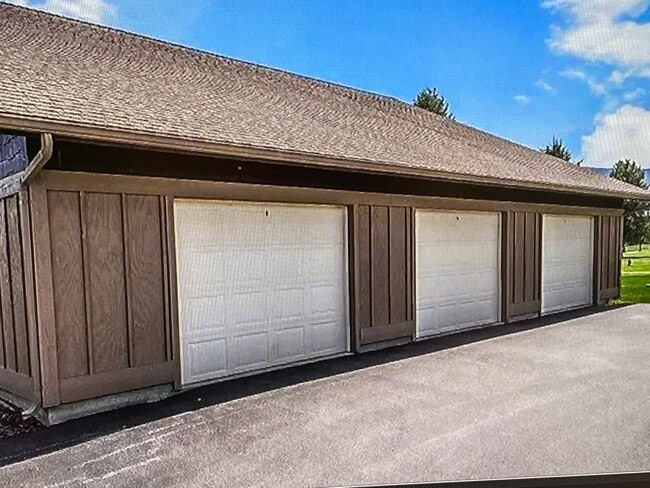 Building Photo - THE VINYARDS AT STONERIDGE (APP#42)