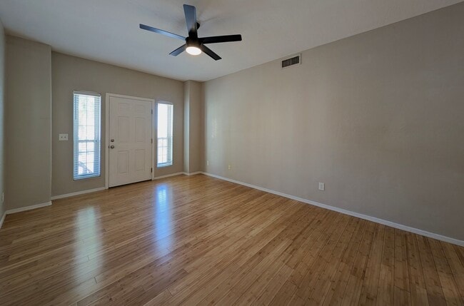 Building Photo - 2 Bedroom Townhome in the Stone Gate Commu...