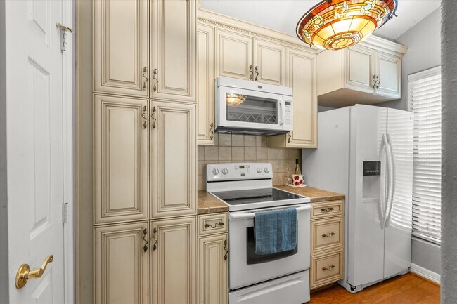 Building Photo - 3500 Tangle Brush Dr