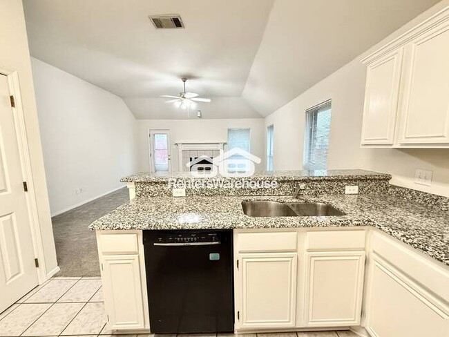 Building Photo - Ready for Move-In! Established neighborhoo...