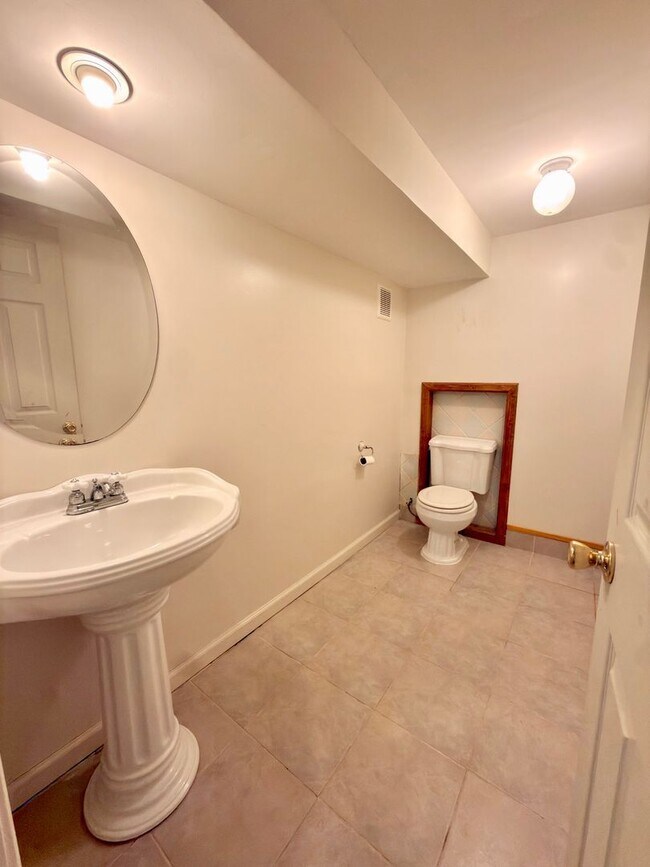 Building Photo - 7860 Sequoia Ct