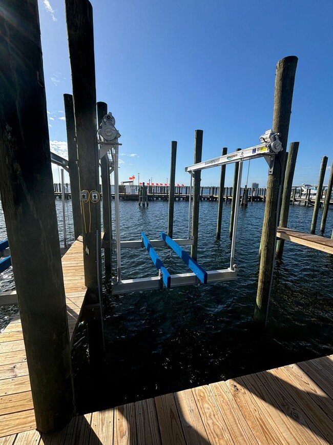 Building Photo - 1 Bedroom Condo with Boat Slip