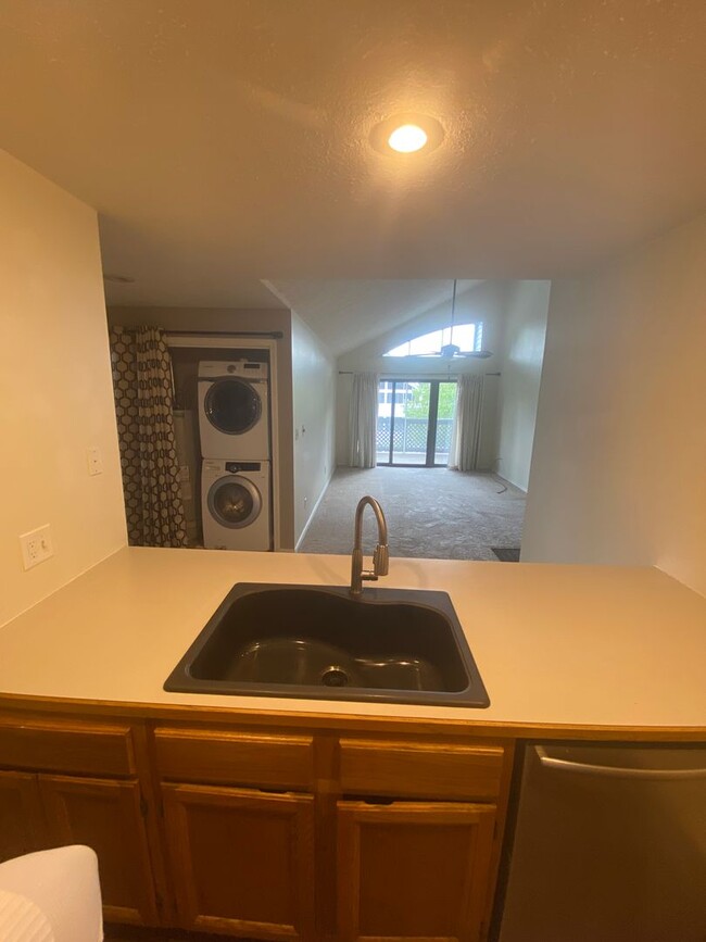 Building Photo - Bloomington 2 Bedroom / 2 Bath Condo - CLO...