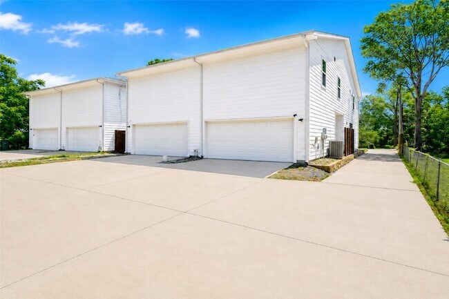Building Photo - 228 Sunset Ln