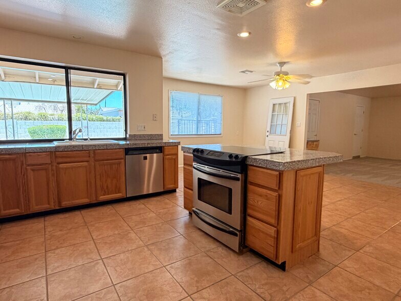 Building Photo - 2163 E Manhatton Dr