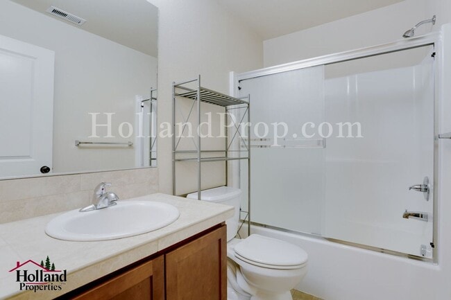 Building Photo - Stylish 3-Bedroom Portland Home with Fireplace, Garage & Modern Conveniences